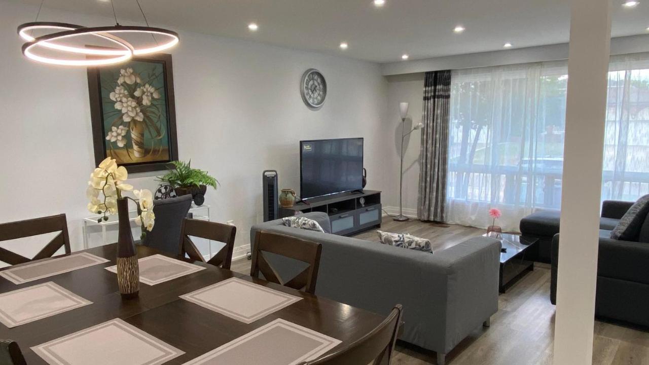 Spectacular 3 Bedroom 2 Wr House - Close To Airport トロント エクステリア 写真