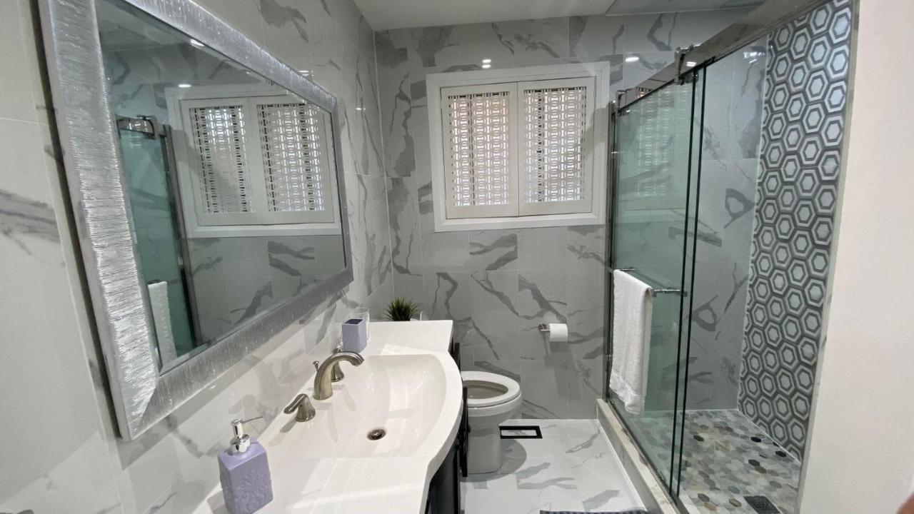 Spectacular 3 Bedroom 2 Wr House - Close To Airport トロント エクステリア 写真