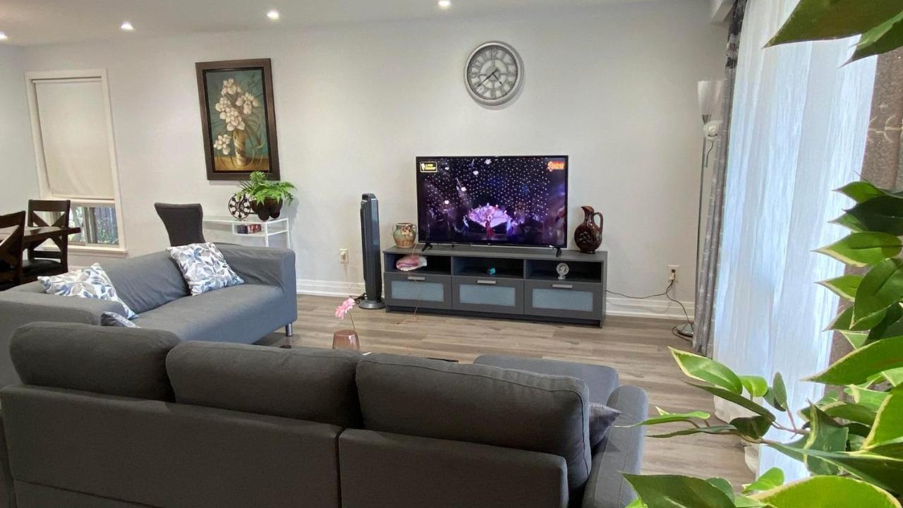 Spectacular 3 Bedroom 2 Wr House - Close To Airport トロント エクステリア 写真