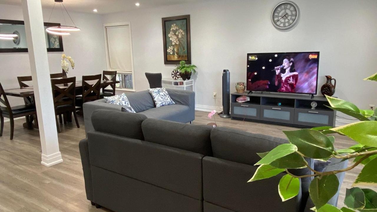 Spectacular 3 Bedroom 2 Wr House - Close To Airport トロント エクステリア 写真