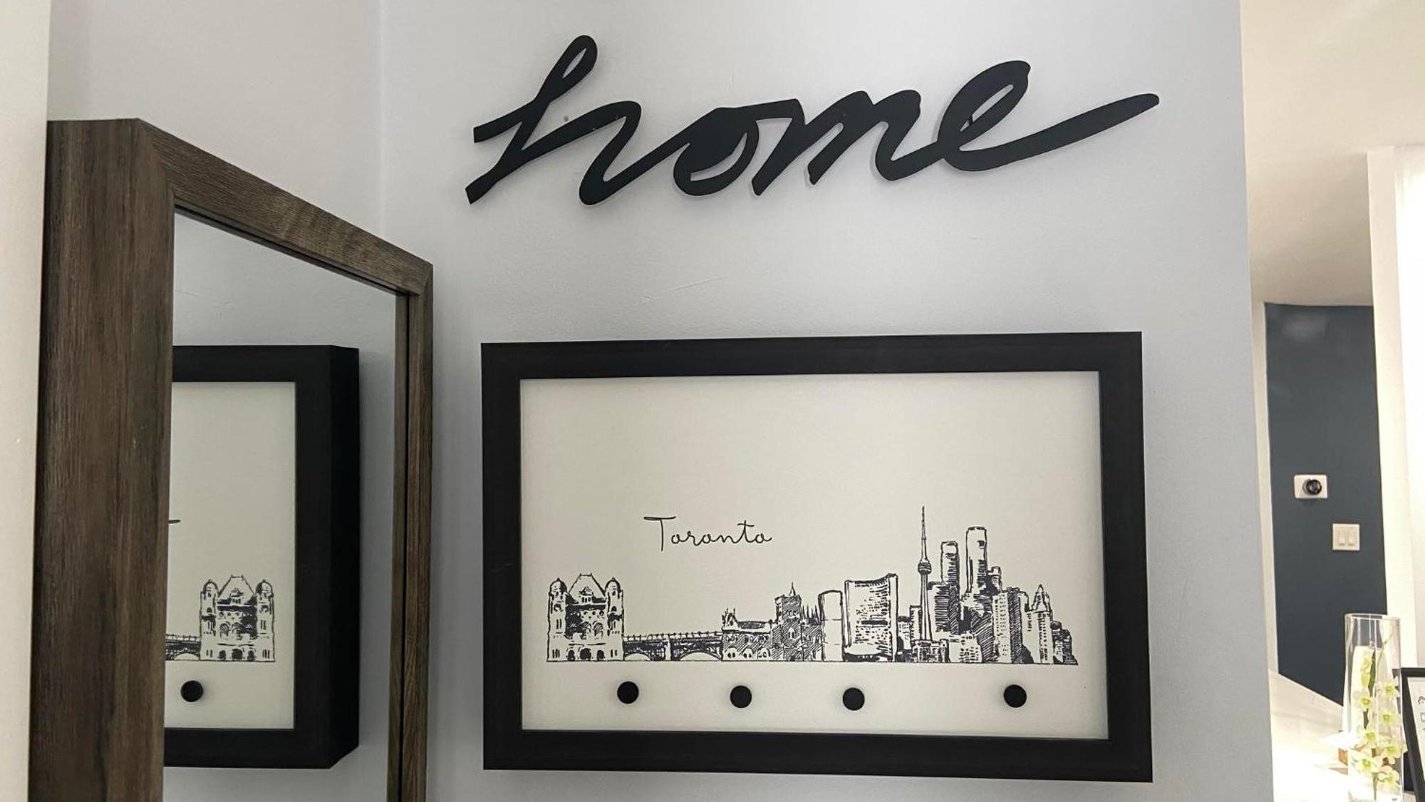 Spectacular 3 Bedroom 2 Wr House - Close To Airport トロント エクステリア 写真